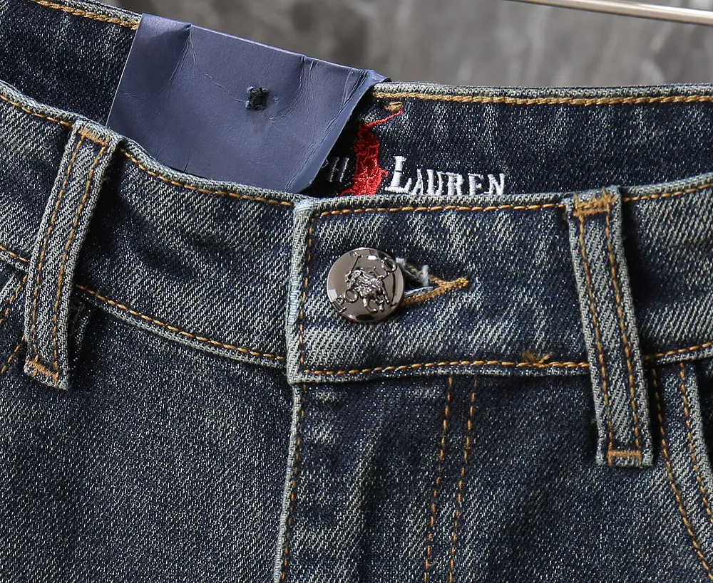 P230 POLO 2025 Autumn and Winter European Counter New Style, Super A Purchasing Level Overseas Trading Company Order Source, Top Original High-end Men's Customized Fashion Slim Small Straight Jeans 0999～6 Color: Heavy craftsmanship, fried sand and water, picture color Size: 29-40 Fabric: Denim washed jeans! Luxurious experience. Customer-supplied trade channel. The simple and charming classic trousers are made of customer-supplied denim. The texture is thick, comfortable and breathable. The high-quality tailoring is top-notch, and the overall design is very refined. The cuffing design on the inside and outside is perfect, and the use of poly-strand mechanical needle edge-sealing technology highlights the brand's luxurious inner charm. The brand logo is full and thick, and the chiseled buttons are thick and rigorous, bringing a new fashion taste to this mediocre trousers!  Excipients: Complete with three standards
